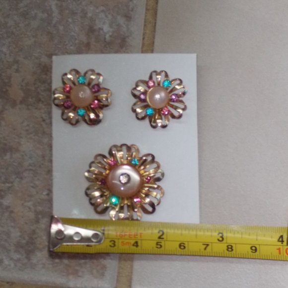 Gorgeous vintage screw on earrings and matching pin - Picture 5 of 5